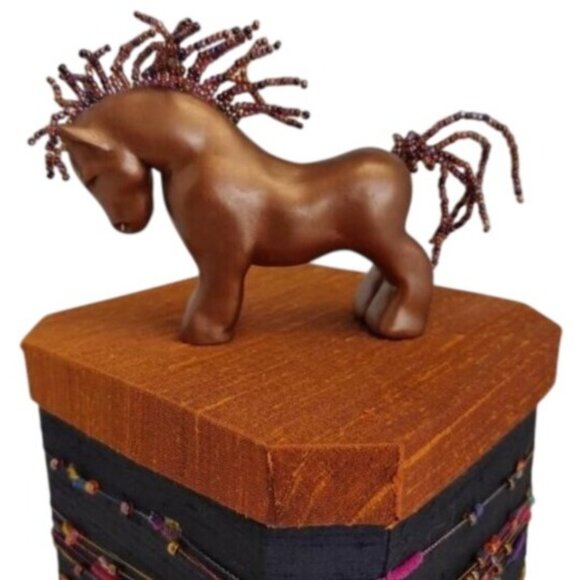 Handmade Crafted Sculptured Beaded Horse Box Keepsake Signed 2010 - Picture 2 of 6